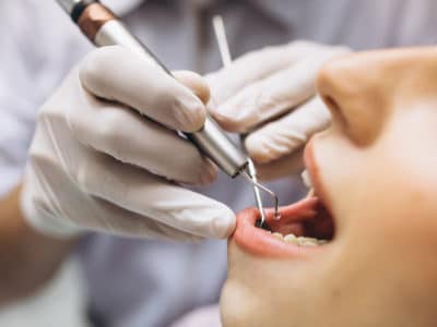 woman patient dentist La periodontitis, la salud de la encías y el coronavirus
